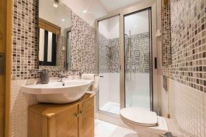 A bathroom at Amethyst