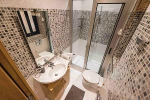 A bathroom at Amethyst
