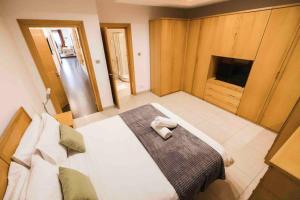 A bed or beds in a room at Amethyst