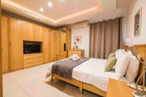 A bed or beds in a room at Amethyst