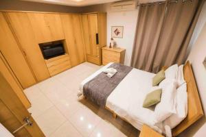 A bed or beds in a room at Amethyst