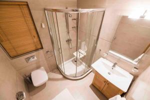 A bathroom at Amethyst