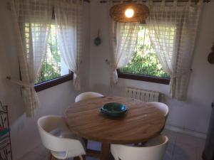 モライラにあるVilla Alejandríaの窓のある部屋(木製テーブル、椅子付)