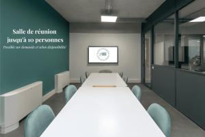una sala conferenze con un lungo tavolo e sedie blu di NOCNOC - Le Donatello a Lione