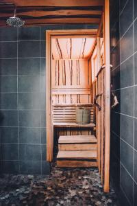 Habitación pequeña con escaleras en el baño en Vääksyn Apteekinmajoitus, en Vääksy