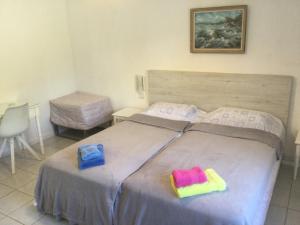 モライラにあるVilla Alejandríaのベッドルーム1室(ベッド1台、タオル2枚付)