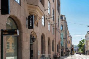 een bakstenen gebouw met een bord aan de zijkant bij numa I Hallen Apartments in Oslo