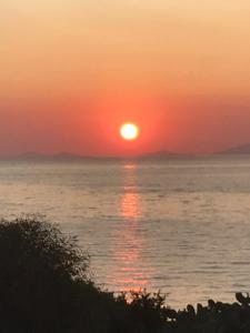 NulviにあるIntro e idda casa vacanzaの海上の夕日