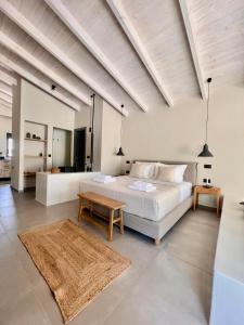 Dormitorio blanco con cama y mesa en Myrtia Villas III en Anomeriá