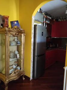eine Küche mit einem Kühlschrank und einem Regal mit Geschirr in der Unterkunft VILLA FOR RYDER CUP in Guidonia