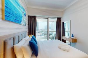 Postel nebo postele na pokoji v ubytování Saba Tower 3 - Vacationer