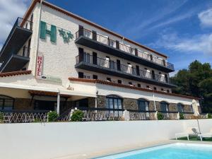 Bazén v ubytování Hôtel Le Belvedere nebo v jeho okolí