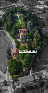 een luchtfoto van een huis met de woorden die u hier hebt bij Villa Lucini 1886 "La Dolcevita" Cottage 2, close to Lake Como and Milan in Calco