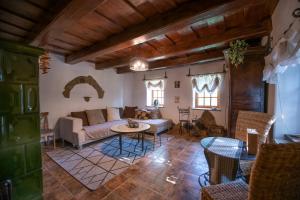 ein Wohnzimmer mit Sofa und Tisch in der Unterkunft Hermann Cottage in Keszthely + 29 Fotos