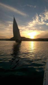 アスワンにあるSailing boatの夕日の水上セールボート
