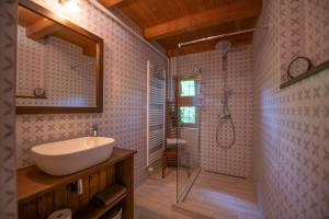 y baño con lavabo blanco y ducha. en Hermann Cottage en Keszthely
