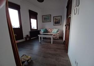 Posezení v ubytování Habitaciones en El Atico de Tona mirando a la Bahia de Santander