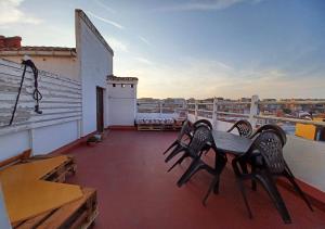 balcón con mesa y sillas en el techo en Habitaciones en El Atico de Tona mirando a la Bahia de Santander, en Santander