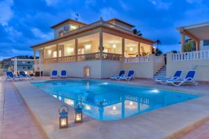 willa z basenem przed domem w obiekcie Villas Guzman - BELLISSIMA w mieście Calpe