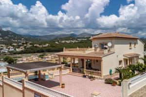 duży dom z balkonem z góry w tle w obiekcie Villas Guzman - BELLISSIMA w mieście Calpe
