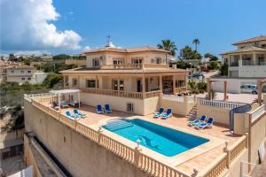 widok z lotu ptaka na dom z basenem w obiekcie Villas Guzman - BELLISSIMA w mieście Calpe