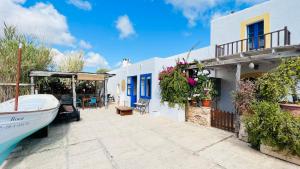 a house with a boat parked in a courtyard at Casa Can Pep Tauet in San Ferrán de ses Roques
