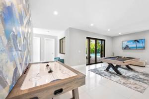 een woonkamer met een tafeltennistafel en een pooltafel bij Granada Modern Luxury in Massive Mansion with Heated Pool in Miami