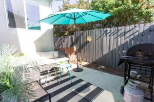 patio con ombrellone blu e griglia di North Park Retreat! Trendy & Tranquil 2br/2ba Home a San Diego
