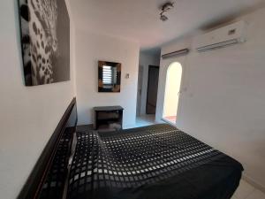 Łóżko lub łóżka w pokoju w obiekcie Bungalow Alkabir Playa