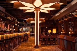 un bar con sillas y un gran techo de estrellas en North Park Retreat! Trendy & Tranquil 2br/2ba Home, en San Diego