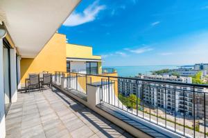een balkon met uitzicht op de oceaan bij MF Top Panorama 908 Apartment in Siófok