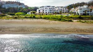 una vista aérea de una playa con edificios en Exclusive luxury frontline beach penthouse Casares del mar - Estepona, en Casares