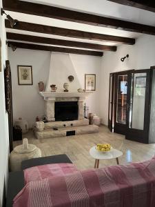 ein Wohnzimmer mit einem Kamin, einem Bett und einem Tisch in der Unterkunft Holiday Home Božo in Korčula