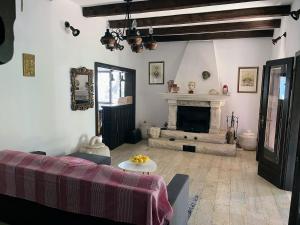 een woonkamer met een bank en een open haard bij Holiday Home Božo in Korčula