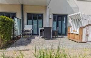eine Terrasse mit Stühlen und einem Tisch auf einem Haus in der Unterkunft Baltic in Binz