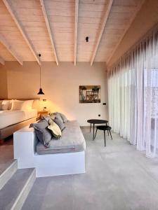 Un dormitorio con una cama y una mesa. en Myrtia Villas III en Anomeriá