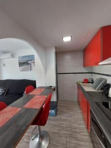 Kuchnia lub aneks kuchenny w obiekcie Bungalow Alkabir Playa