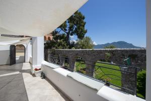 balcón con vistas a una pared de piedra en Le Suites della Principessa, en Ravello