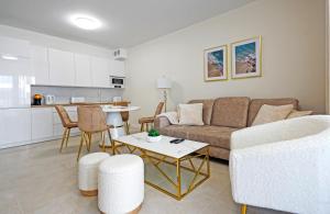uma sala de estar com um sofá e uma mesa em Apartament Sea Star em Pogorzelica