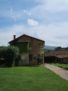 a house with ivy growing on the side of it at LA CASONA DE DON ELÍAS in Silió