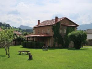 a house with a picnic table in front of it at LA CASONA DE DON ELÍAS in Silió