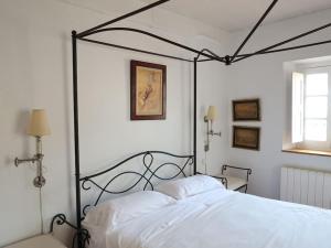 a bedroom with a white bed with a black frame at LA CASONA DE DON ELÍAS in Silió