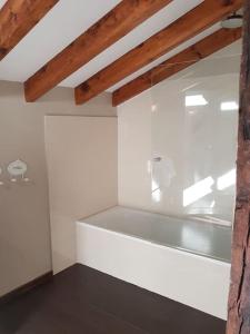 a room with a white wall and a window at LA CASONA DE DON ELÍAS in Silió