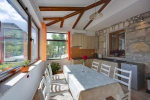 Una cocina con una mesa y sillas en una habitación. en Holiday House Planik, en Brest