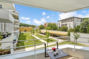 uma varanda com uma mesa e uma vista em La Marquette - Appartement avec balcon em Toulouse