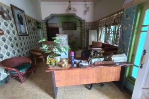 - un salon avec une table et un canapé dans l'établissement SPOT ON 92648 Wisma Padi Syariah Panyipatan, 