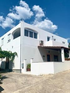 una casa bianca seduta in cima a una strada di Apartment Aurora a Hvar