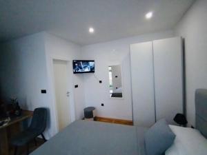 1 dormitorio con 1 cama y TV en la pared en Apartment Aurora, en Hvar
