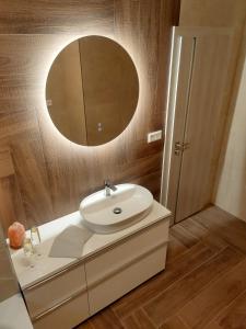 ein Bad mit einem Waschbecken und einem Spiegel in der Unterkunft CYKLOAPARTMANS in Krásno nad Kysucou