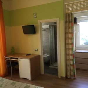 TV a/nebo společenská místnost v ubytování Savoy Hotel